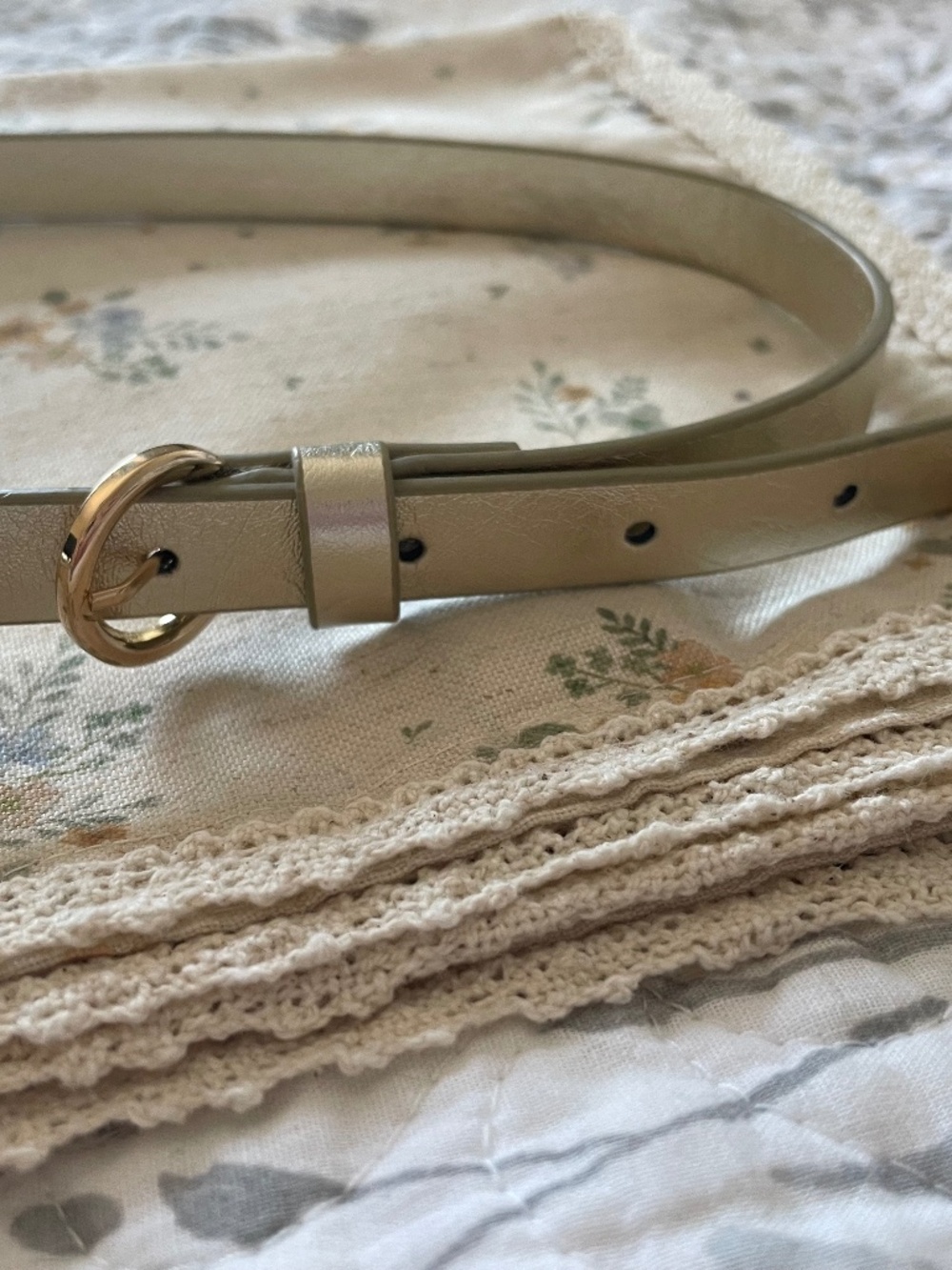 EUC Vintage Women’s Thin Light Gold Coloured Belt with Gold Buckle Size X-Small